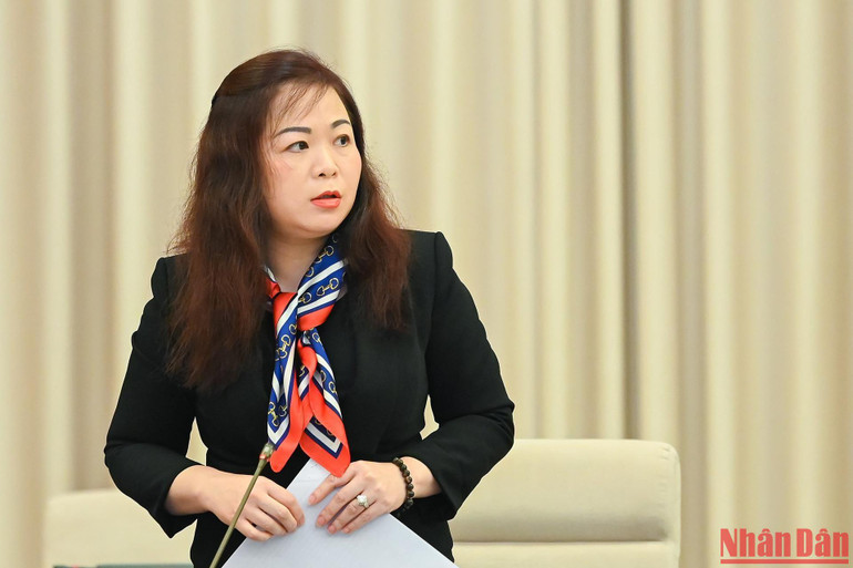 Phó Chủ nhiệm Ủy ban Tài chính, Ngân sách của Quốc hội Vũ Thị Lưu Mai trình bày Báo cáo thẩm tra tại phiên họp.