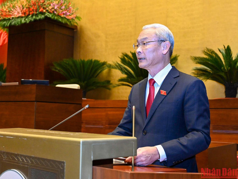 Chủ nhiệm Ủy ban Tài chính - Ngân sách của Quốc hội Nguyễn Phú Cường trình bày Báo cáo thẩm tra. (Ảnh: DUY LINH)