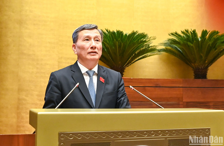 Trước khi tiến hành biểu quyết, Quốc hội nghe Chủ nhiệm Ủy ban Khoa học, Công nghệ và Môi trường Lê Quang Huy trình bày báo cáo giải trình, tiếp thu, chỉnh lý dự thảo Luật Viễn thông (sửa đổi). (Ảnh: DUY LINH)