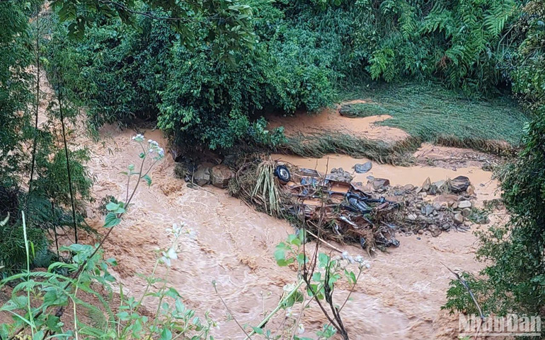 Bộ phận của chiếc xe ô-tô ở dưới suối. (Nguồn: Ủy ban nhân dân huyện Nguyên Bình)