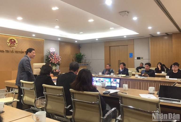 Ông Lê Quang Tự Do, Cục trưởng Cục Phát thanh, truyền hình và thông tin điện tử giải đáp thắc mắc của doanh nghiệp.