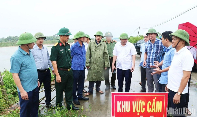 Kiểm tra, xử lý sự cố nứt, lún, sụt lở bờ tả sông Ngũ Huyện Khê, xã Long Châu, huyện Yên Phong, tỉnh Bắc Ninh.