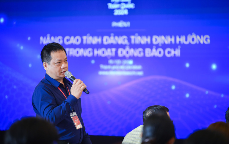 Nhà báo Phạm Song Hà, Trưởng Ban Chính trị-Xã hội, Báo Nhân Dân điều phối phiên thảo luận. Nhà báo Phạm Song Hà, Trưởng Ban Chính trị-Xã hội, Báo Nhân Dân điều phối phiên thảo luận.