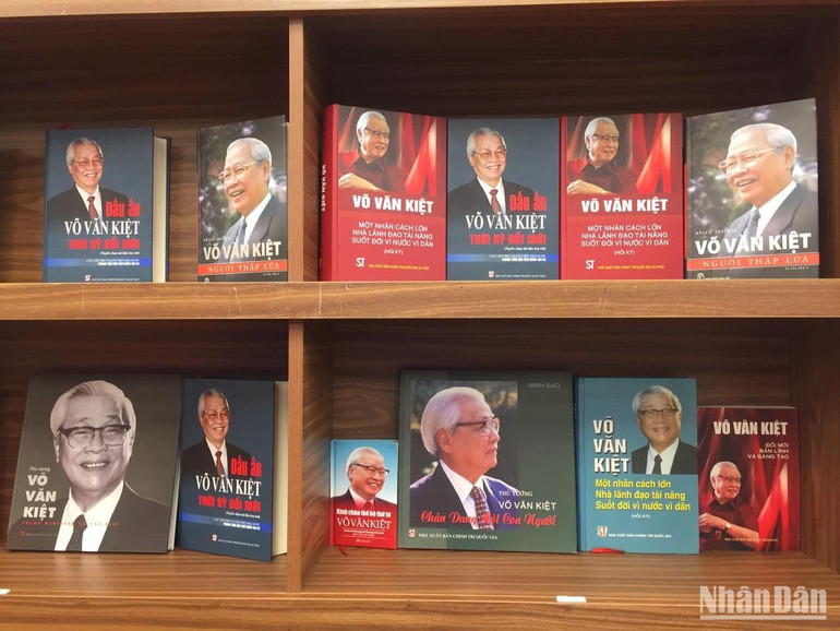 Các cuốn sách quý về cuộc đời và sự nghiệp của đồng chí Võ Văn Kiệt do Nhà xuất bản Chính trị quốc gia Sự thật ấn hành được trưng bày, giới thiệu trong Tuần lễ. (Ảnh: VĂN TOẢN)