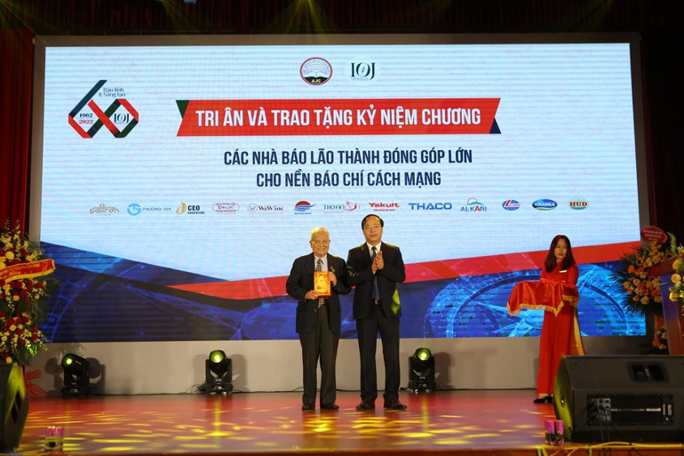 PGS,TS Mai Đức Ngọc, Bí thư Đảng ủy, Chủ tịch Hội đồng Trường, Học Viện Báo chí và Tuyên truyền tặng kỷ niệm chương cho nhà báo lão thành Hà Đăng.