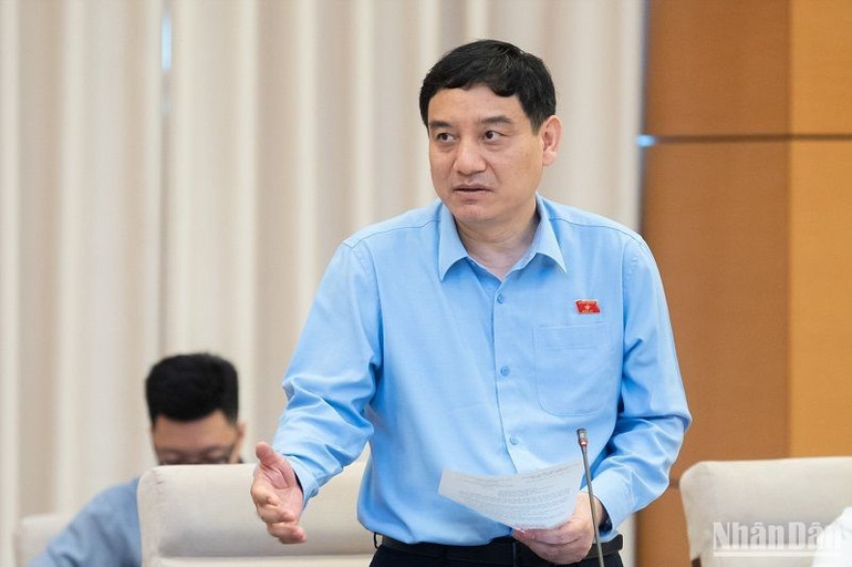 Chủ nhiệm Ủy ban Văn hóa, Giáo dục của Quốc hội Nguyễn Đắc Vinh tham gia ý kiến thảo luận. (Ảnh: DUY LINH)