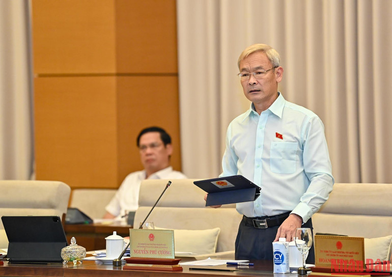 Chủ nhiệm Ủy ban Tài chính, Ngân sách của Quốc hội Nguyễn Phú Cường phát biểu ý kiến tại phiên họp.