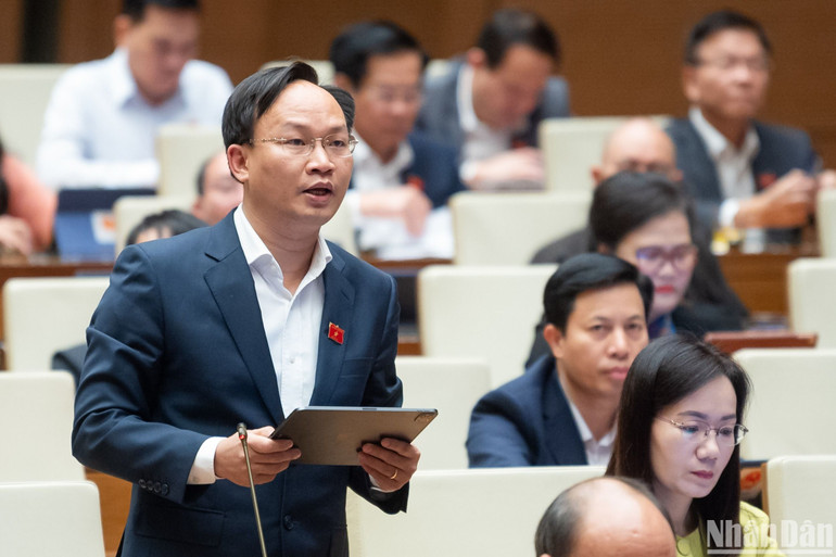 Đại biểu Phạm Văn Thịnh (đoàn Bắc Giang) góp ý kiến vào dự thảo Luật. (Ảnh: DUY LINH)