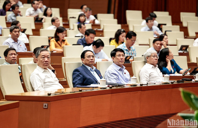 Các đồng chí lãnh đạo Đảng, Nhà nước và các đại biểu dự phiên họp. (Ảnh: DUY LINH)