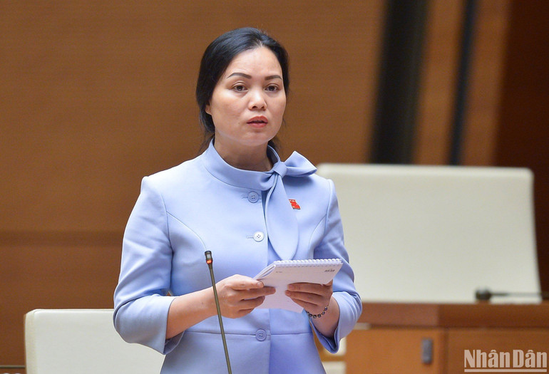 Đại biểu Huỳnh Thị Phúc tham gia thảo luận tại hội trường. (Ảnh: DUY LINH)