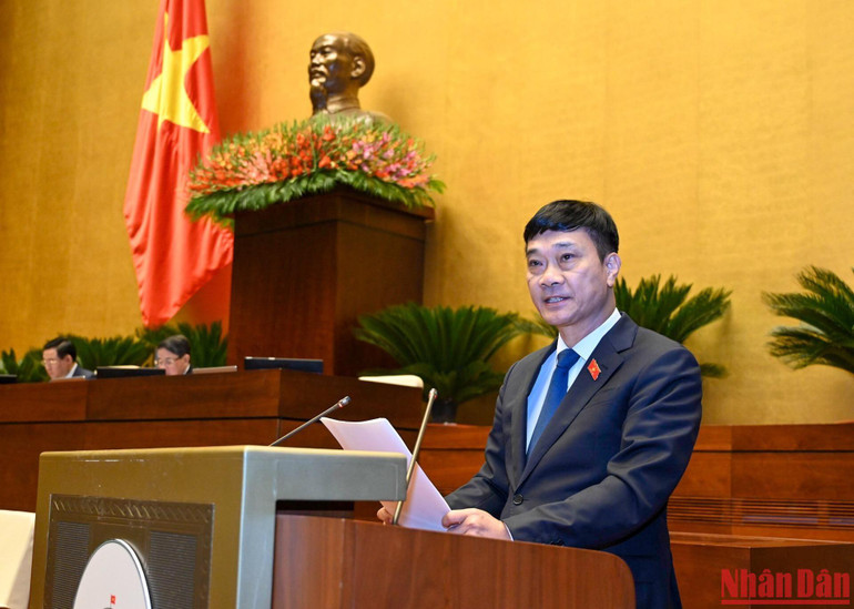 Chủ nhiệm Ủy ban Kinh tế của Quốc hội Vũ Hồng Thanh trình bày báo cáo thẩm tra dự thảo Luật Phòng, chống rửa tiền (sửa đổi). (Ảnh: DUY LINH)