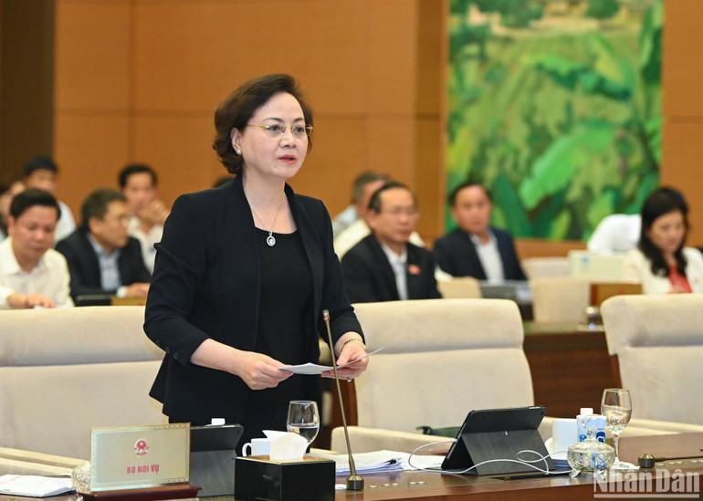 Bộ trưởng Nội vụ Phạm Thị Thanh Trà báo cáo tóm tắt về việc thành lập, nhập, điều chỉnh địa giới đơn vị hành chính của 10 tỉnh. (Ảnh: DUY LINH)