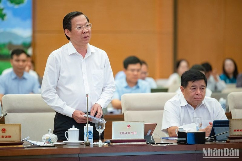 Chủ tịch UBND TP Hồ Chí Minh Phan Văn Mãi phát biểu tại phiên họp. (Ảnh: DUY LINH)