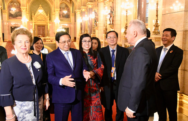 Phó Chủ tịch Quốc hội Hungary Jakab István giới thiệu với Thủ tướng Phạm Minh Chính và Phu nhân về Tòa nhà Quốc hội Hungary.