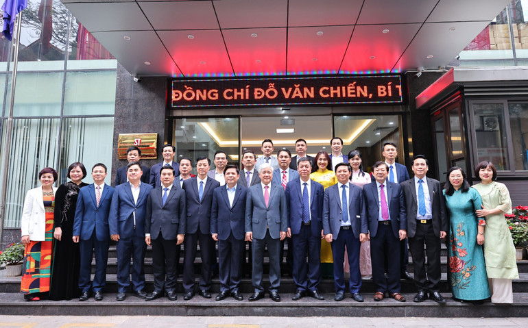 Đồng chí Đỗ Văn Chiến và thành viên đoàn công tác chụp ảnh cùng cán bộ, viên chức Nhà xuất bản Chính trị quốc gia Sự thật.