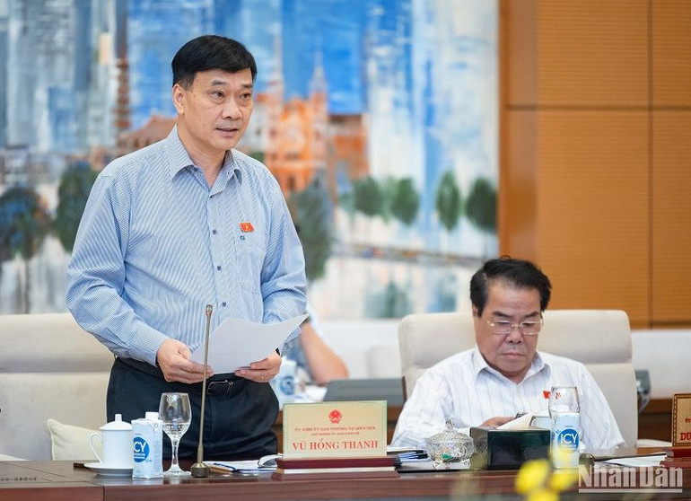 Chủ nhiệm Ủy ban Kinh tế của Quốc hội Vũ Hồng Thanh phát biểu tại phiên họp. (Ảnh: DUY LINH)