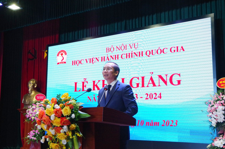 PGS, TS Nguyễn Bá Chiến - Giám đốc Học viện Hành chính Quốc gia đọc diễn văn khai giảng.