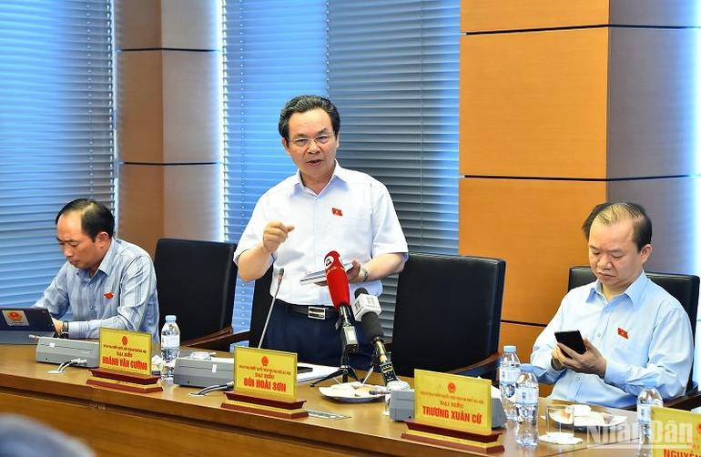 Đại biểu Hoàng Văn Cường phát biểu thảo luận tại tổ chiều 30/5. (Ảnh: THỦY NGUYÊN) Đại biểu Hoàng Văn Cường phát biểu thảo luận tại tổ chiều 30/5. (Ảnh: THỦY NGUYÊN)