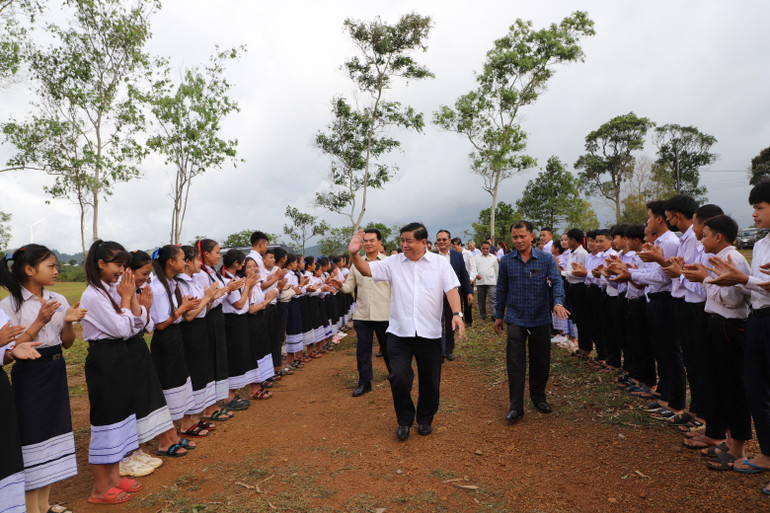 Bộ trưởng Nguyễn Chí Dũng và đoàn công tác đến thăm Trường THPT Dak Cheung (huyện Dak Cheung).