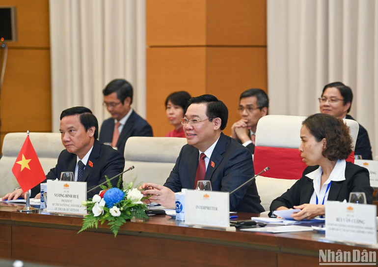 Chủ tịch Quốc hội Vương Đình Huệ phát biểu tại buổi hội đàm. (Ảnh: DUY LINH)