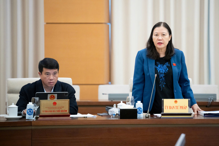 Chủ nhiệm Ủy ban Tư pháp của Quốc hội Lê Thị Nga báo cáo giải trình, tiếp thu, chỉnh lý dự thảo Pháp lệnh. (Ảnh: DUY LINH) Chủ nhiệm Ủy ban Tư pháp của Quốc hội Lê Thị Nga báo cáo giải trình, tiếp thu, chỉnh lý dự thảo Pháp lệnh. (Ảnh: DUY LINH)