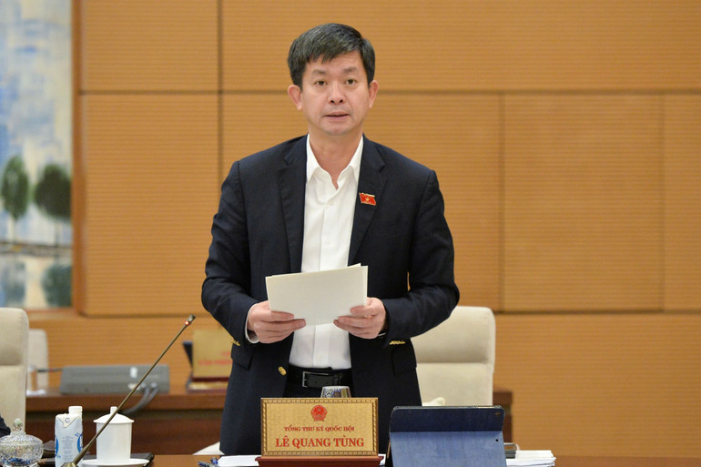 Tổng Thư ký Quốc hội, Chủ nhiệm Văn phòng Quốc hội Lê Quang Tùng báo cáo tại phiên họp. (Ảnh: DUY LINH) Tổng Thư ký Quốc hội, Chủ nhiệm Văn phòng Quốc hội Lê Quang Tùng báo cáo tại phiên họp. (Ảnh: DUY LINH)