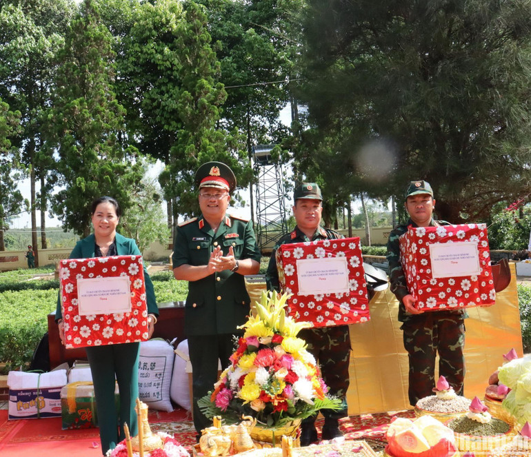 Đại diện Bộ Quốc phòng Việt Nam tặng quà cho các lực lượng địa phương.