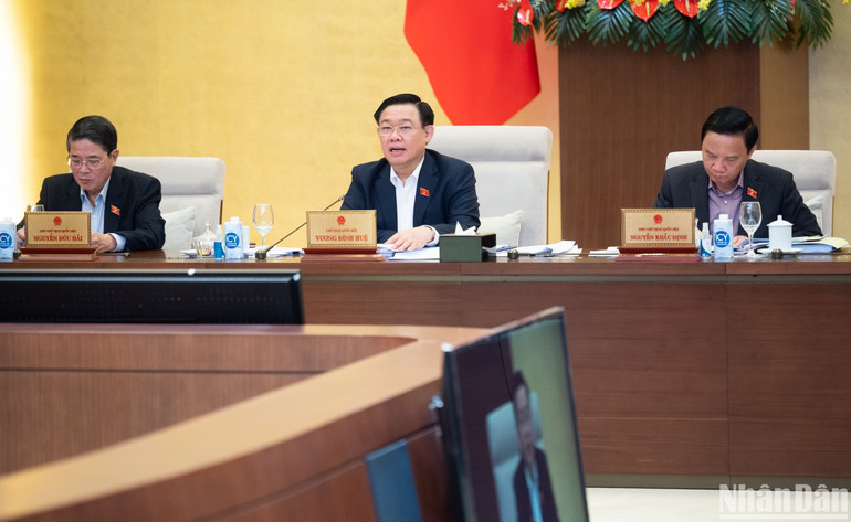 Chủ tịch Quốc hội Vương Đình Huệ điều hành nội dung thảo luận. (Ảnh: DUY LINH)