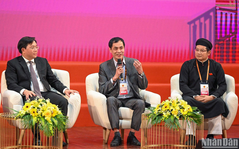 Nhà thơ Hữu Việt chia sẻ ý kiến trong phiên Tọa đàm. (Ảnh: DUY LINH)