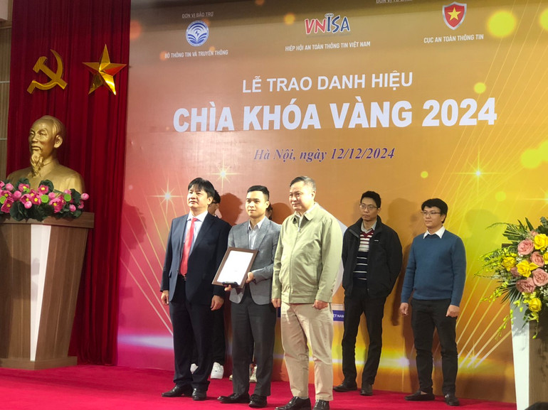 Đại diện Công ty An ninh mạng Viettel nhận danh hiệu Chìa khóa vàng 2024 ở hạng mục "Sản phẩm an toàn thông tin triển vọng xuất sắc".