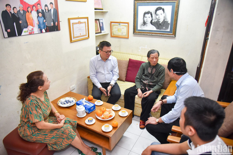 Các đồng chí trong đoàn công tác của Báo Nhân Dân trò chuyện cùng vợ và con gái của Trung tướng Chu Duy Kính. (Ảnh: NHẬT QUANG)