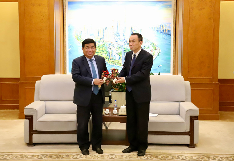 Bộ trưởng Kế hoạch và Đầu tư Nguyễn Chí Dũng và lãnh đạo Ủy ban Quản lý Khu thí điểm thương mại tự do Thượng Hải.