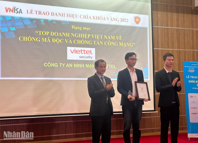 Trao danh hiệu Chìa khóa vàng ở hạng mục "Top doanh nghiệp Việt Nam về chống mã độc và chống tấn công mạng".