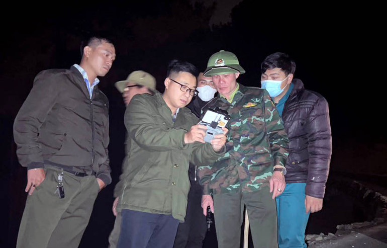 Lực lượng kiểm lâm sử dụng flycam để theo dõi đám cháy và tổ chức triển khai chữa cháy.