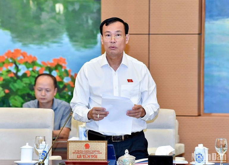 Chủ nhiệm Ủy ban Quốc phòng và An ninh Lê Tấn Tới trình bày báo cáo giải trình, tiếp thu, chỉnh lý dự án Luật Căn cước công dân (sửa đổi). (Ảnh: DUY LINH)