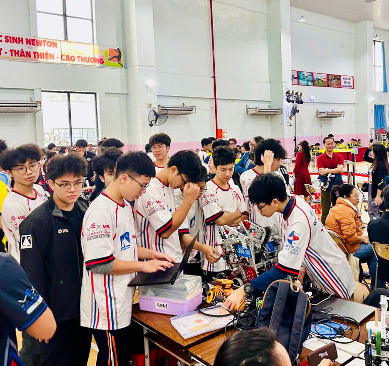 Các thành viên của GreenAms Robotics Team hiệu chỉnh robot và chuẩn bị cho vòng thi đấu liên minh.