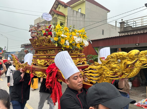 Ban Khánh tiết và Liên chi hội Phở Vân Cù chuẩn bị, mang theo các lễ vật phở trong lễ rước.