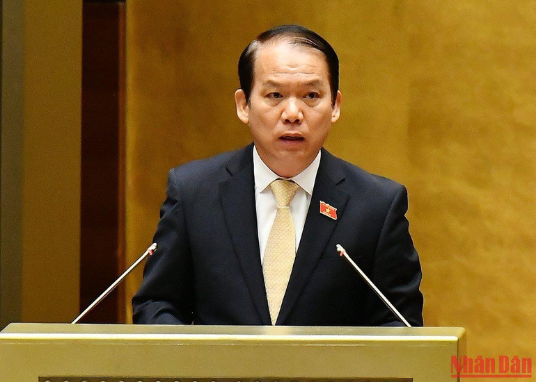 Chủ nhiệm Ủy ban Pháp luật của Quốc hội Hoàng Thanh Tùng trình bày báo cáo giải trình, tiếp thu, chỉnh lý dự thảo Luật. (Ảnh: THỦY NGUYÊN)