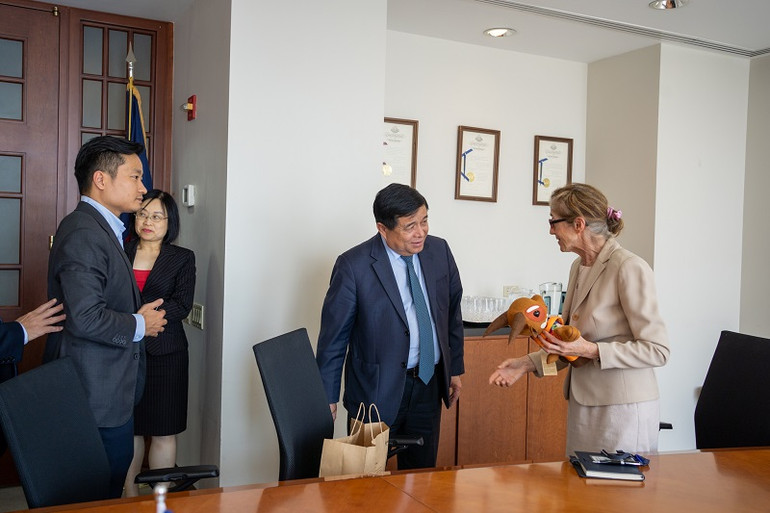 Bộ trưởng Nguyễn Chí Dũng làm việc với Cơ quan Dịch vụ tài chính Bang New York (DFS).