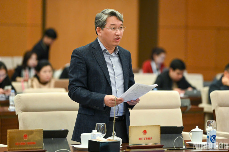Bộ trưởng Tư pháp Nguyễn Hải Ninh trình bày tờ trình tại phiên họp. (Ảnh: DUY LINH) Bộ trưởng Tư pháp Nguyễn Hải Ninh trình bày tờ trình tại phiên họp. (Ảnh: DUY LINH)