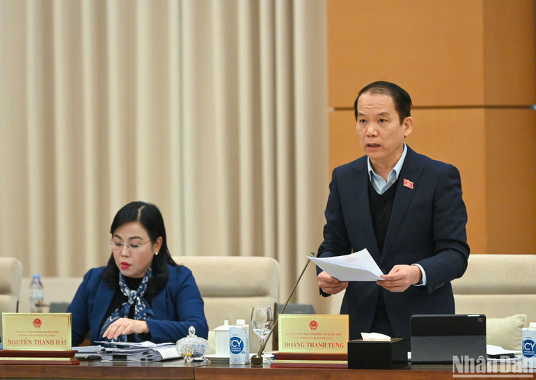 Chủ nhiệm Ủy ban Pháp luật Hoàng Thanh Tùng trình bày báo cáo thẩm tra. (Ảnh: DUY LINH) Chủ nhiệm Ủy ban Pháp luật Hoàng Thanh Tùng trình bày báo cáo thẩm tra. (Ảnh: DUY LINH)