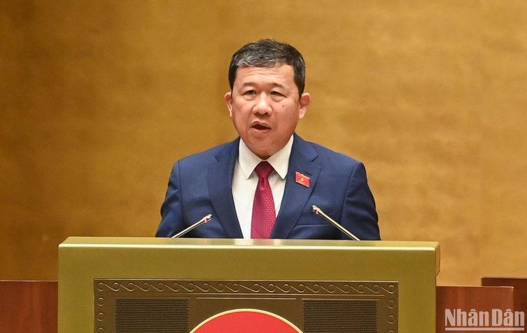 Chủ nhiệm Ủy ban Đối ngoại Vũ Hải Hà báo cáo giải trình, tiếp thu, chỉnh lý dự thảo Nghị quyết trước khi Quốc hội bấm nút thông qua. (Ảnh: DUY LINH)