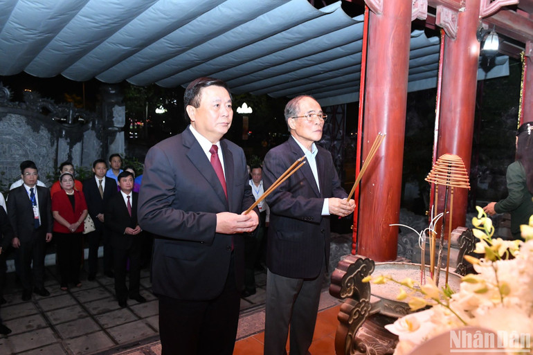 Đồng chí Nguyễn Sinh Hùng, nguyên Chủ tịch Quốc hội và đồng chí Nguyễn Xuân Thắng, Ủy viên Bộ Chính trị, Giám đốc Học viện Chính trị quốc gia Hồ Chí Minh, Chủ tịch Hội đồng Lý luận Trung ương dâng hương tưởng niệm, tri ân các anh hùng liệt sĩ. Đồng chí Nguyễn Sinh Hùng, nguyên Chủ tịch Quốc hội và đồng chí Nguyễn Xuân Thắng, Ủy viên Bộ Chính trị, Giám đốc Học viện Chính trị quốc gia Hồ Chí Minh, Chủ tịch Hội đồng Lý luận Trung ương dâng hương tưởng niệm, tri ân các anh hùng liệt sĩ.