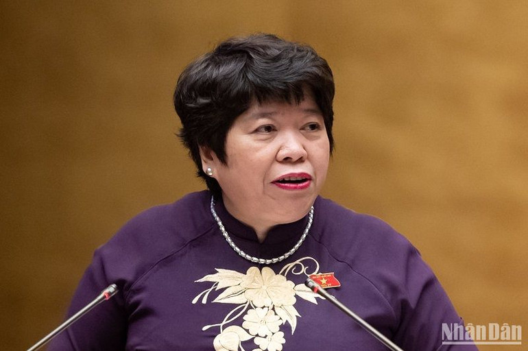 Chủ nhiệm Ủy ban Xã hội Nguyễn Thúy Anh trình bày Báo cáo của Đoàn giám sát trong phiên họp sáng 29/5. (Ảnh: ĐĂNG KHOA)