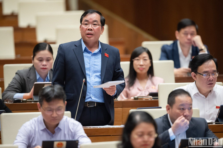 Đại biểu Nguyễn Quang Huân phát biểu ý kiến tại hội trường. (Ảnh: DUY LINH)