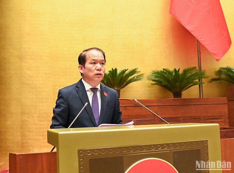 Chủ nhiệm Ủy ban Pháp luật Hoàng Thanh Tùng báo cáo tóm tắt một số vấn đề lớn còn ý kiến khác nhau về dự án Luật Nhà ở (sửa đổi). (Ảnh: DUY LINH) Chủ nhiệm Ủy ban Pháp luật Hoàng Thanh Tùng báo cáo tóm tắt một số vấn đề lớn còn ý kiến khác nhau về dự án Luật Nhà ở (sửa đổi). (Ảnh: DUY LINH)