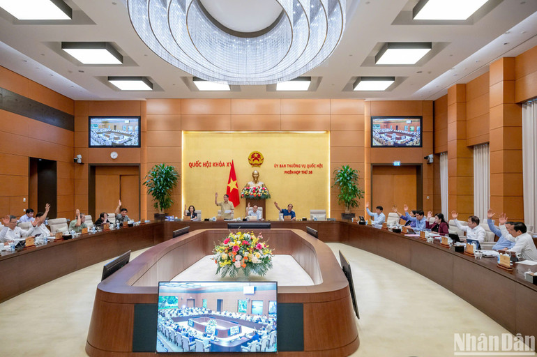 100% thành viên Ủy ban Thường vụ Quốc hội biểu quyết thông qua việc bổ sung dự toán ngân sách nhà nước năm 2024 của Bộ Y tế. (Ảnh: DUY LINH)