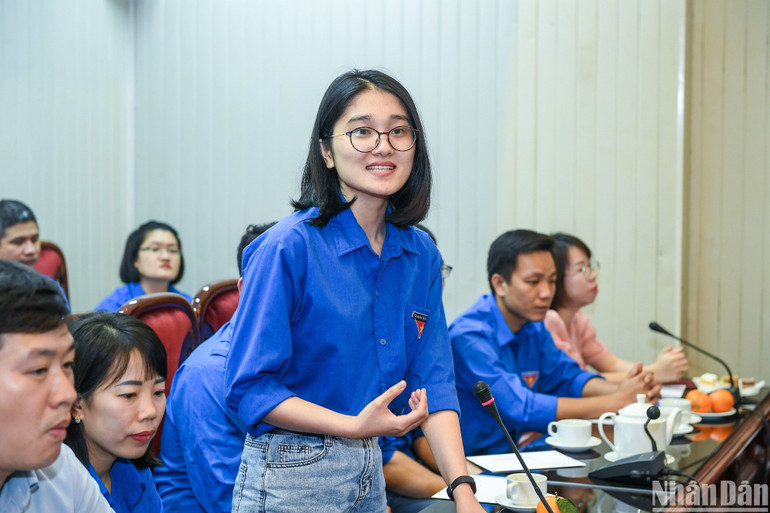 Phóng viên Hoàng Lê Thanh Hà (Ban Nhân Dân điện tử) đặt câu hỏi tại diễn đàn đối thoại với Tổng Biên tập Báo Nhân Dân Lê Quốc Minh.