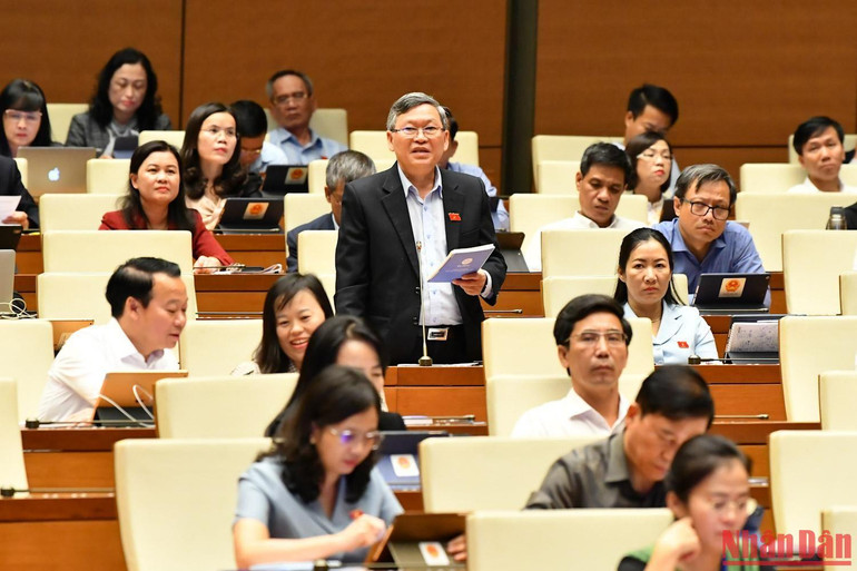 Đại biểu Tô Văn Tám (đoàn Kon Tum) phát biểu tranh luận tại phiên họp. Ảnh: THỦY NGUYÊN