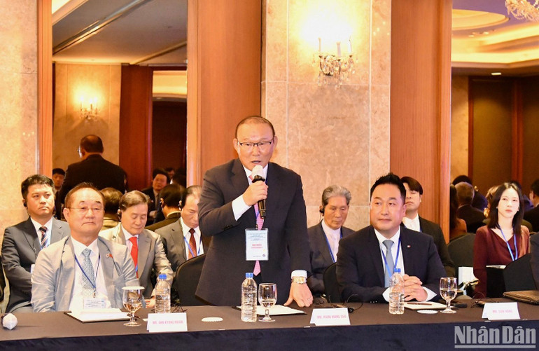 Cựu Huấn luyện viên trưởng Đội tuyển bóng đá Việt Nam Park Hang-seo phát biểu ý kiến tại buổi gặp gỡ.